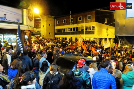 Los estatales se manifestaron con una multitudinaria marcha de antorchas