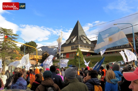 Conflicto estatal: con una masiva marcha los estatales repudiaron la violencia