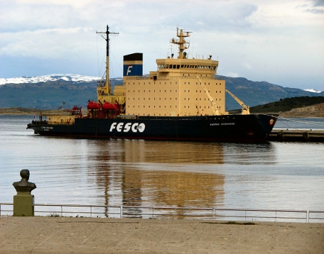 El crucero ruso Kapitan Khlebnikov está atrapado por el hielo en la Antártida