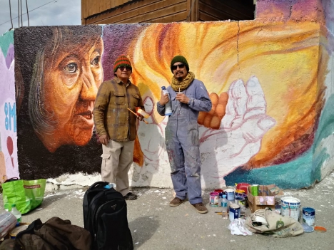El artista Manuel Yava realiza un mural sobre los pueblos originarios