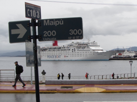 El crucero Peace Boat recaló en Ushuaia en su viaje número 100