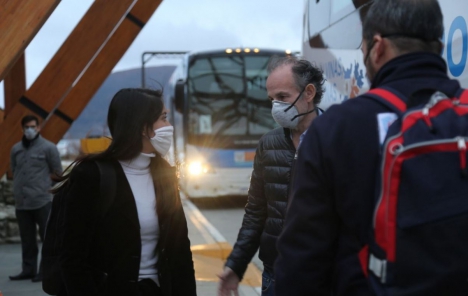 ArribÃ³ el vuelo de AerolÃ­neas con pasajeros varados e insumos hospitalarios