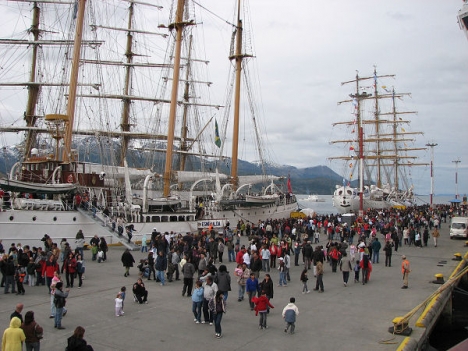 La población colmó el muelle para visitar a los grandes veleros