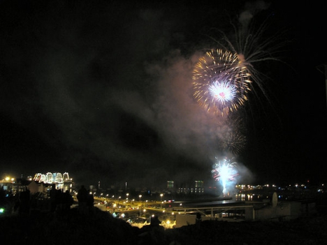 La visita de los Grandes Veleros tuvo su broche de oro con fuegos artificiales