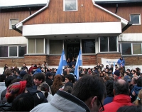 La comunidad se manifestó frente a la Casa de Gobierno en una jornada de duelo provincial por la desaparición física del ciudadano Toledo
