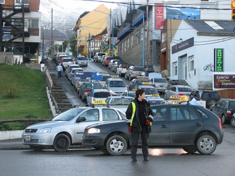 Los taxistas realizaron un nuevo abrazo a la Casa de Gobierno