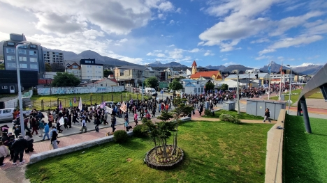 Ushuaia marchó por la Memoria: a 50 años del golpe, el clamor por "Verdad y Justicia" recorrió la ciudad