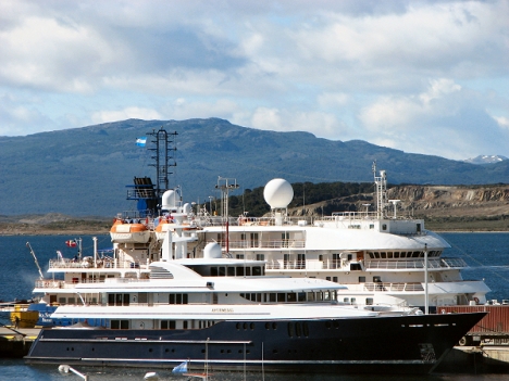 El super yate Archimedes se encuentra amarrado en Ushuaia