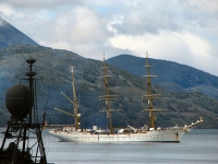 El buque escuela alemán Gorch Fock ingresó a la rada de Ushuaia