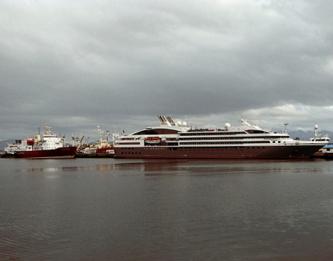 El crucero Polar Star está siendo reparado en el muelle de Ushuaia