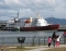 El crucero Polar Star escoltado por un práctico en el muelle de Ushuaia © Martin Gunter