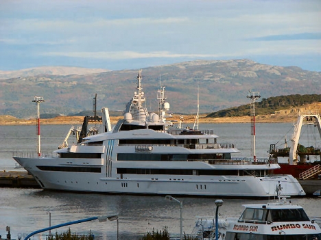 El megayate Vibrant Curiosity amarró en el muelle de Ushuaia