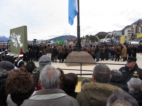 Se llevaron a cabo el acto oficial por el Día del Veterano y Caídos en la Guerra de Malvinas y el Concierto Popular