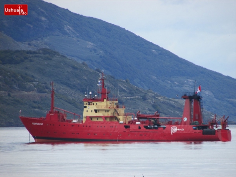 El BIC Humboldt se halla fondeado en la rada de Ushuaia