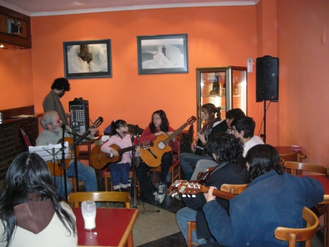 El Taller de Guitarra Municipal se presentó en el Shopping Ushuaia