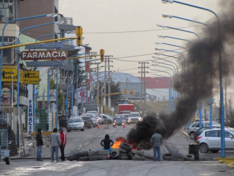 Tensión por falta de acuerdo: los estatales bloquean la Casa de Gobierno y cortan la Ruta 3